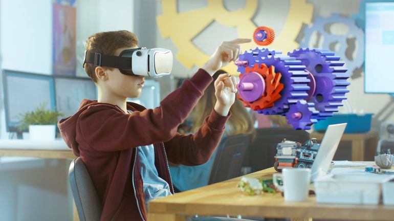 Sains Fiksi Menjadi Kenyataan: Kemajuan dalam Virtual Reality dan Augmented Reality